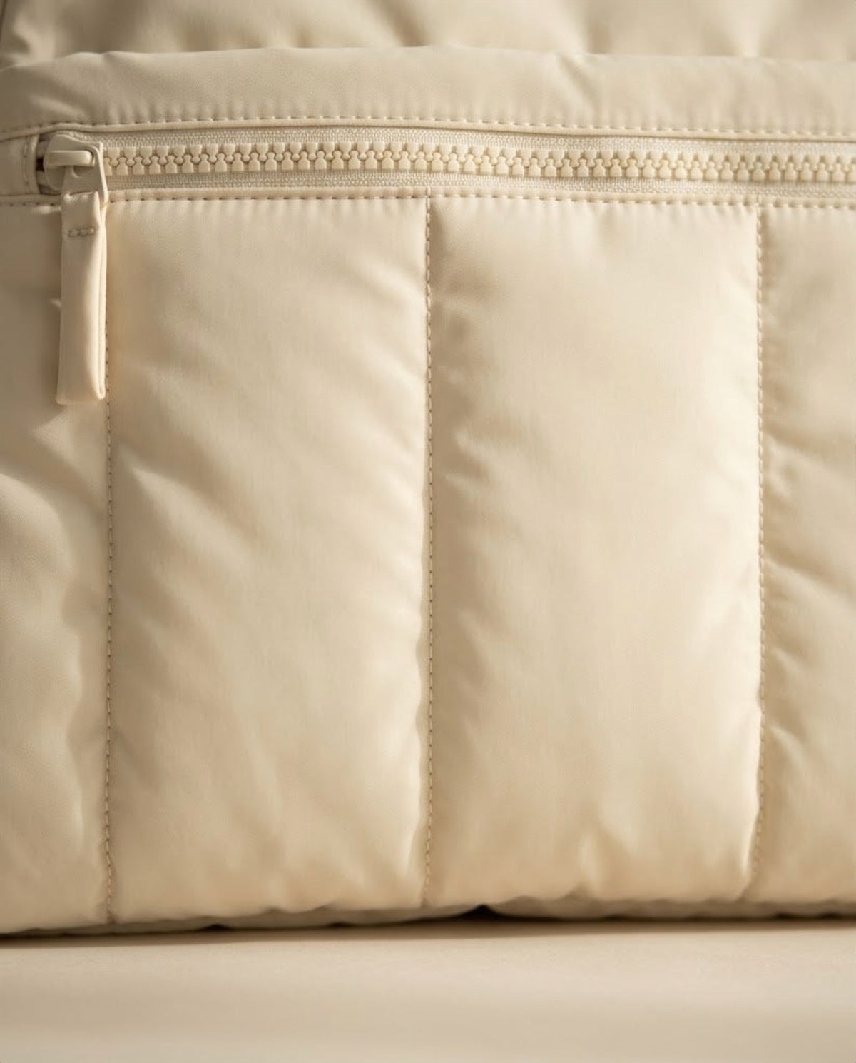 Gros plan du nylon matelassé et de la fermeture éclair