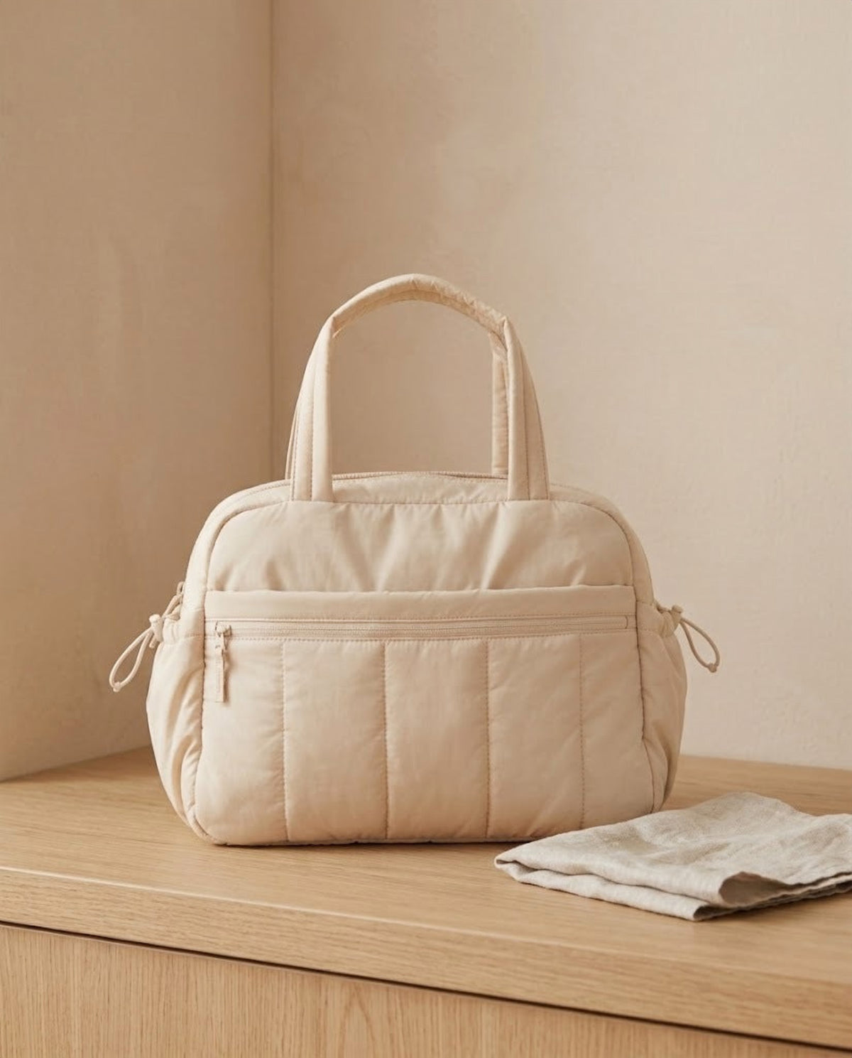 Sac crème sur un comptoir en chêne, à côté d’un linge humide plié pour l’essuyer Image