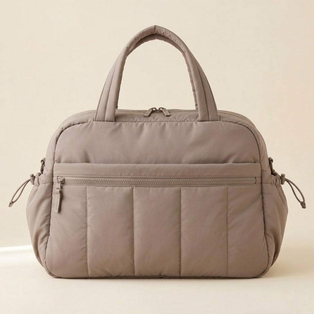 Sac à langer puffer taupe sur fond crème